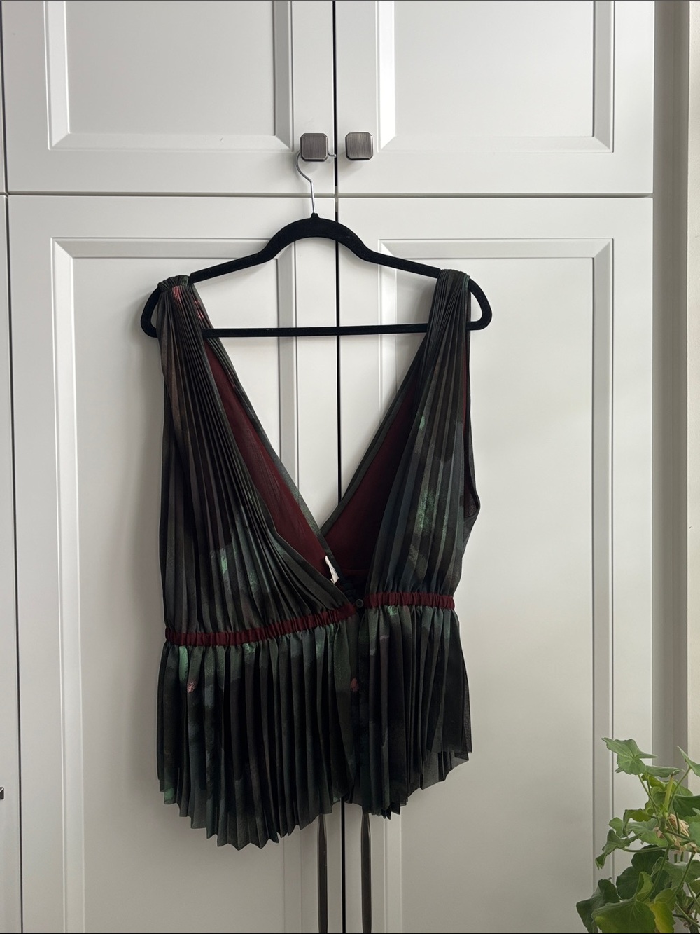 Wilfred Sleeveless Pleated Top in Forest Green and Burgundy